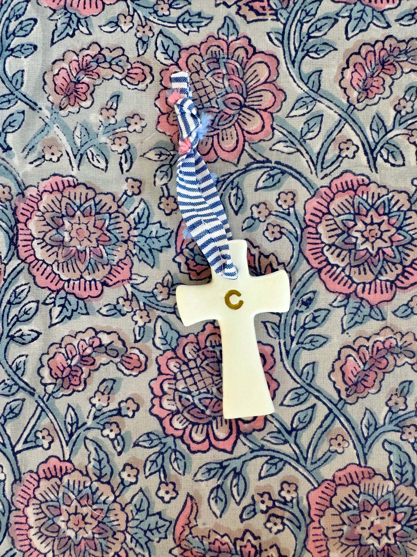 Petite croix personnalisée – souvenir enfant & cadeau baptême
